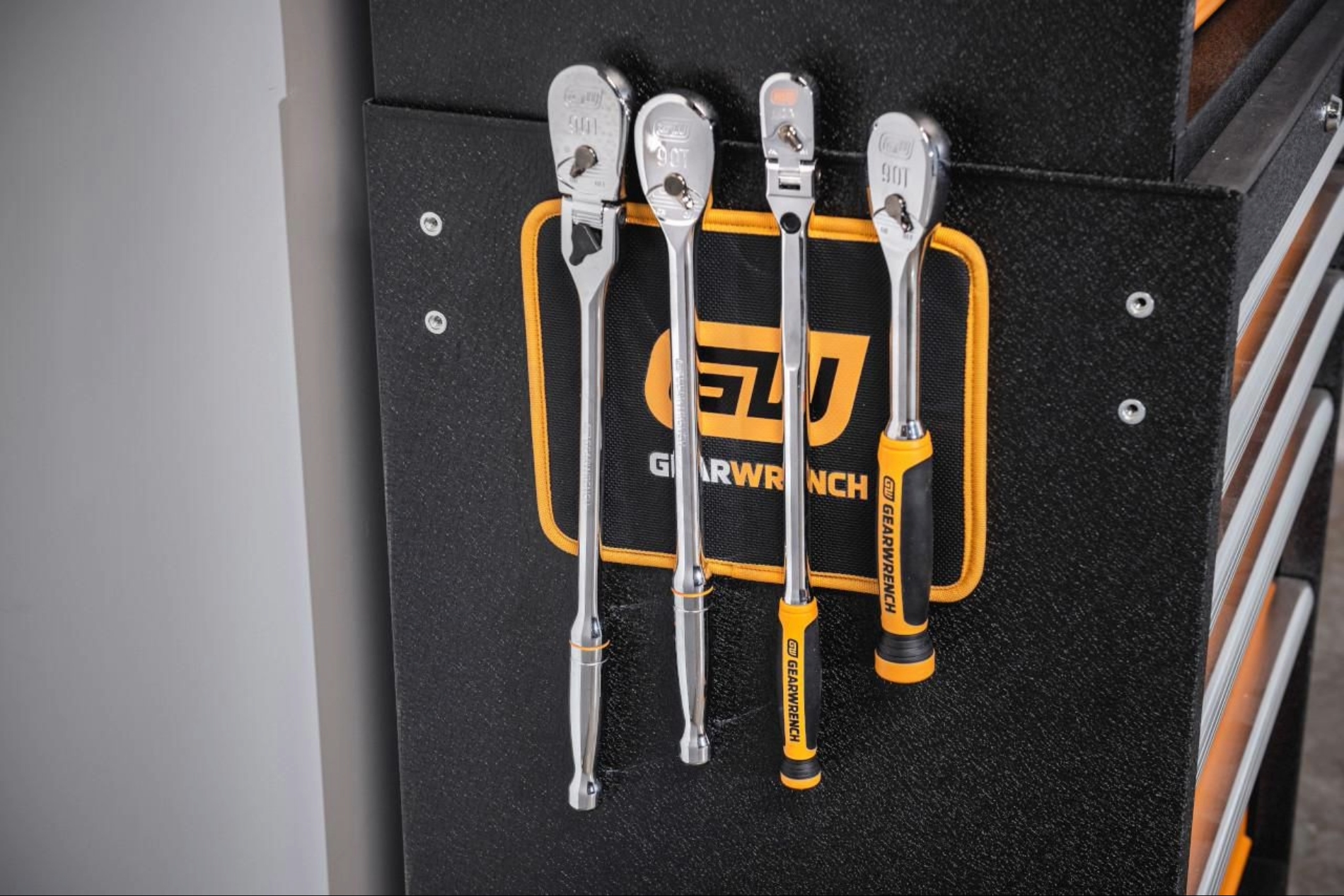 GEARWRENCH 250mm x 200mm High Strength Magnetic Tool Mat - Image 2