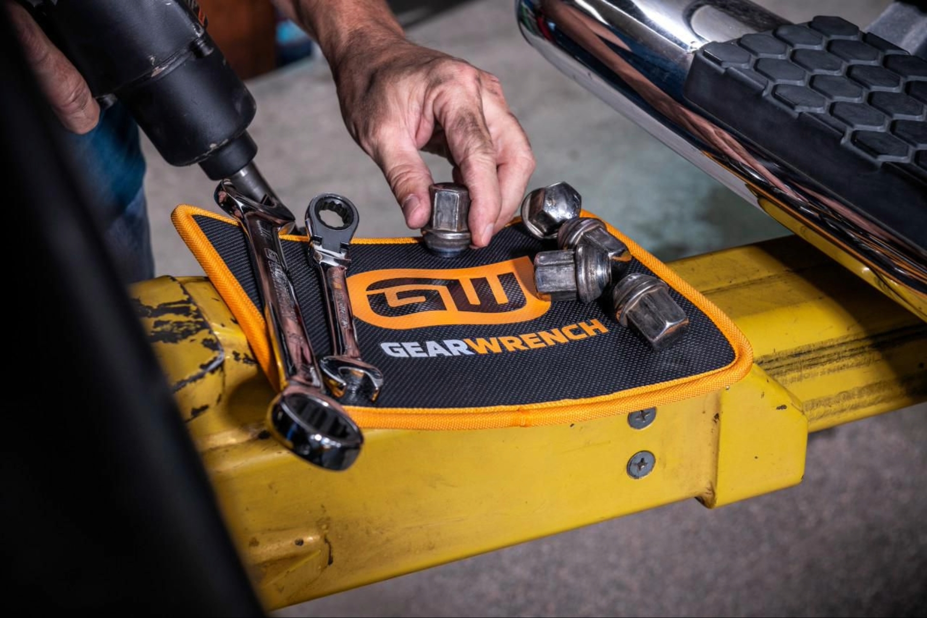 GEARWRENCH 250mm x 200mm High Strength Magnetic Tool Mat - Image 3