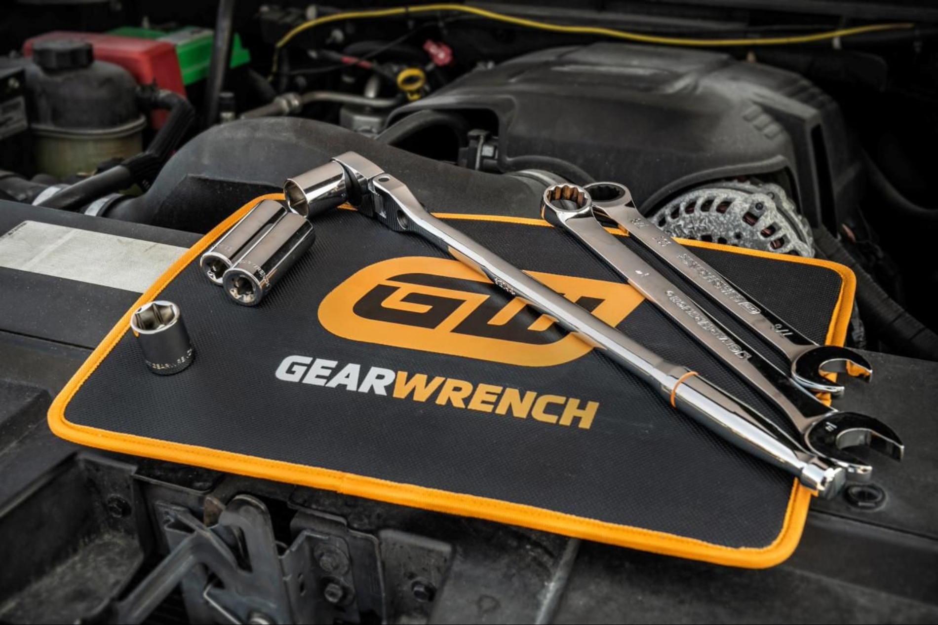 GEARWRENCH 455mm x 300mm High Strength Magnetic Tool Mat - Image 2