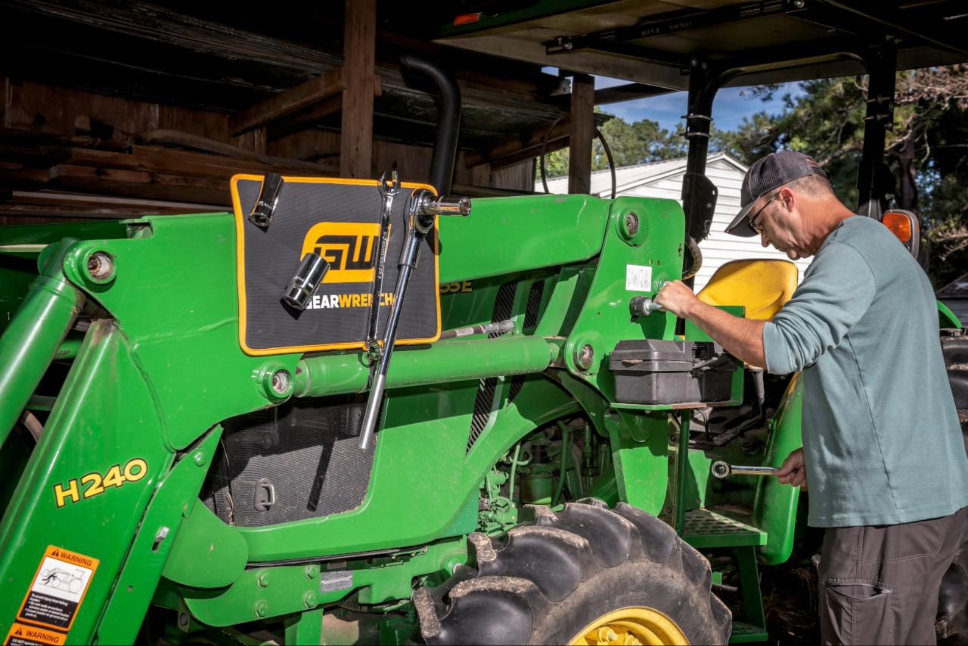 GEARWRENCH 455mm x 300mm High Strength Magnetic Tool Mat - Image 5